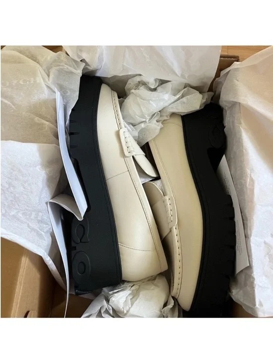 Coach Ruthie Loafer Chalk
Women 10.0 US - Picture 11 of 11